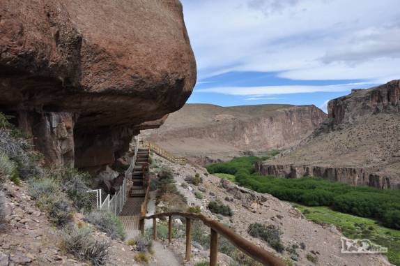 O caminho em frente à Cueva de Las Manos, no sul da patagônia, na Argentina